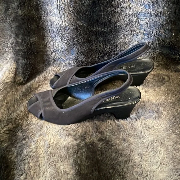 Women’s 10 1/2 narrow navy blue peep toe heel - Picture 2 of 3